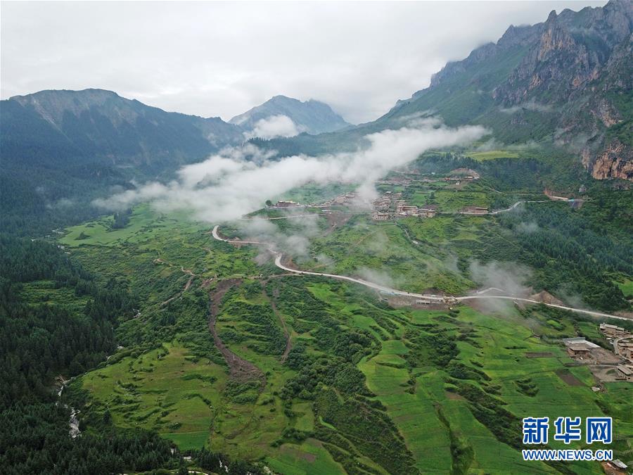 甘肃甘南：雾中仙境——扎尕那