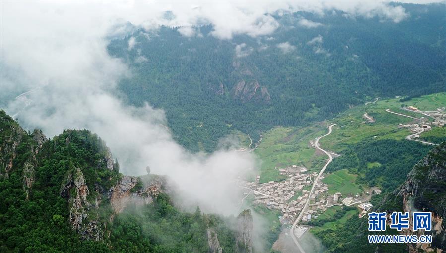 甘肃甘南：雾中仙境——扎尕那