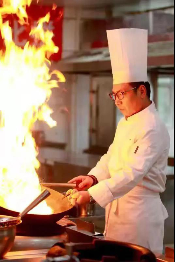 防疫有序｜都江堰推出“线上公益培训” 摄影、烹饪、茶艺线上学起来_fororder_厨艺培训老师：杨强-供图-都江堰市委宣传部