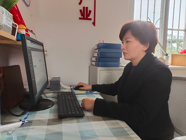 我在乡村挺好的｜眉山：“返乡创业”新型农民向珊 带领乡邻迈进幸福小康生活_fororder_向珊正在工作-摄影-张琬沁