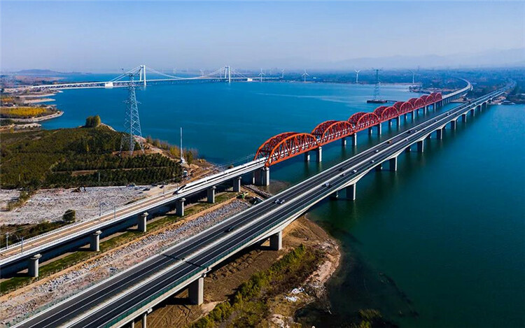 京张高铁官厅水库特大桥.