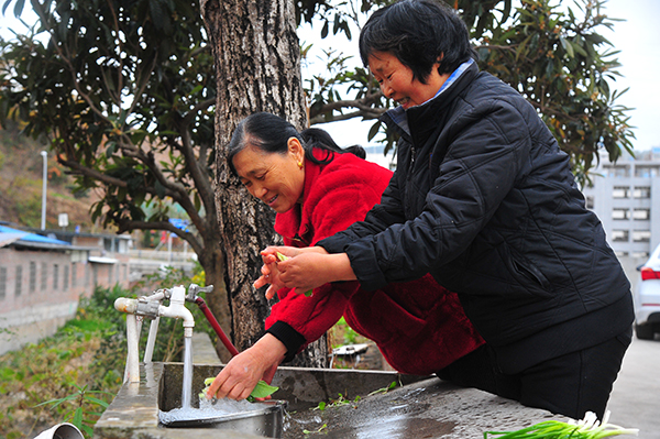 廣元利州：為民解難題 讓4000余名居民吃上放心水_fororder_吃上放心水-村民臉上洋溢著幸福的笑容