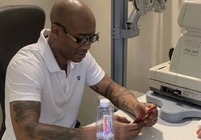 马布里新官上任装备先行 配副老花镜“准备战斗”