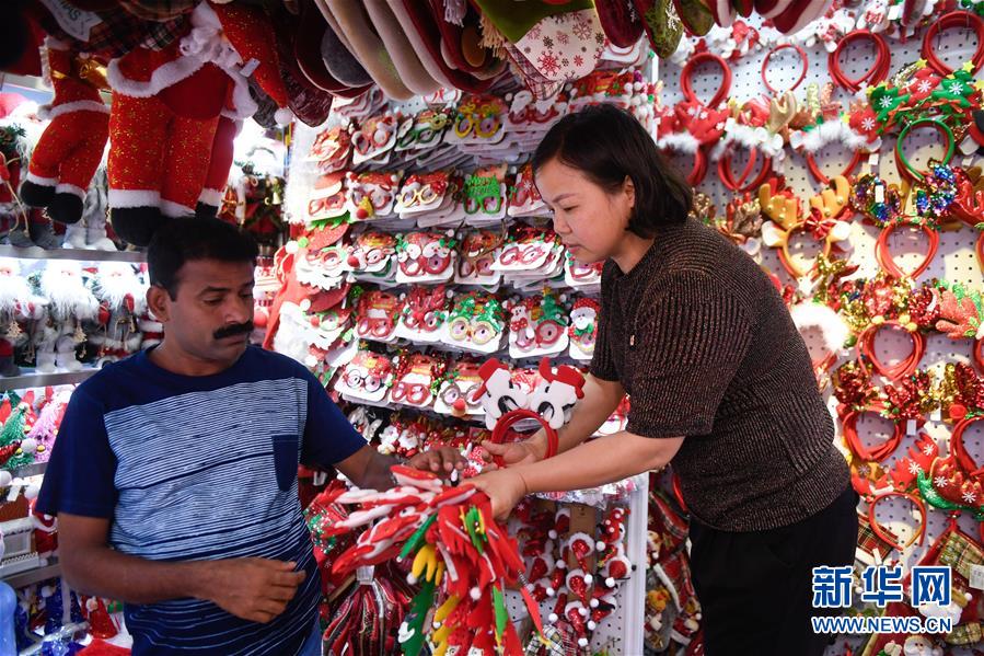 浙江义乌：圣诞商品订单迎来旺季