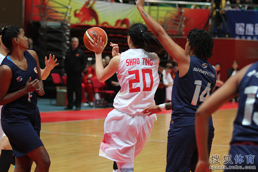 高清：热身赛中国战委内瑞拉 陈楠上篮轻松得分