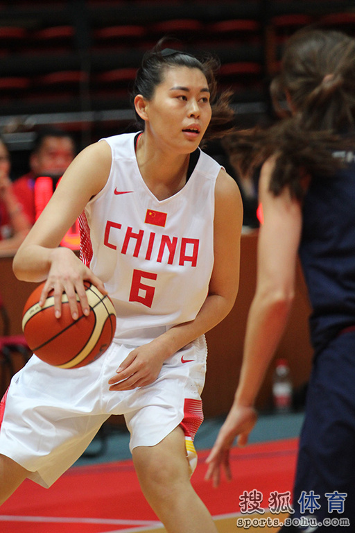 高清：热身赛中国战委内瑞拉 陈楠上篮轻松得分