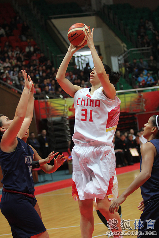 高清：热身赛中国战委内瑞拉 陈楠上篮轻松得分