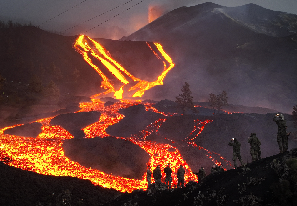 西班牙拉帕尔马岛火山喷发10周不停歇