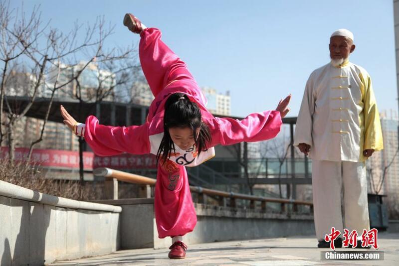 Yariniyar dake wasan Kongfu_fororder_3c0e16275ac54db3a809e88555aa2ffd