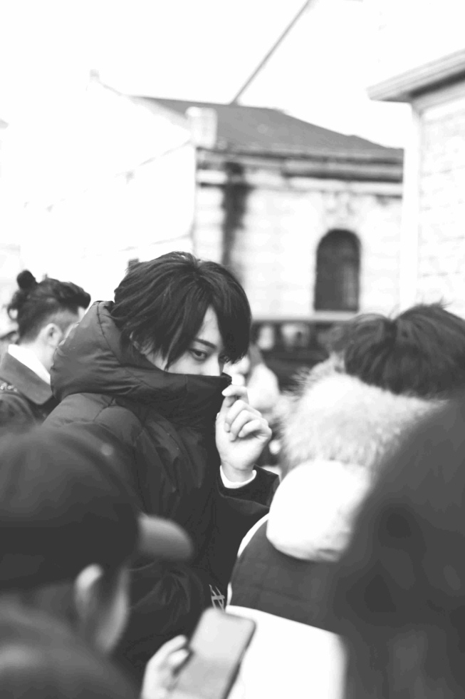 黄子韬新戏造型曝光 长发被称“撕漫男”