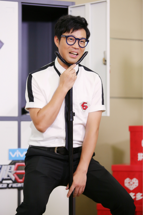 图片默认标题_fororder_王迅手拿“挤地铁神器”