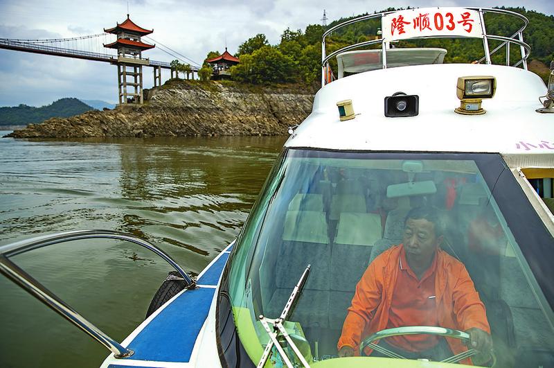安康瀛湖：绿屿天水间 人舟两相和