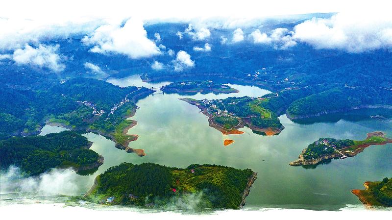 安康瀛湖：绿屿天水间 人舟两相和