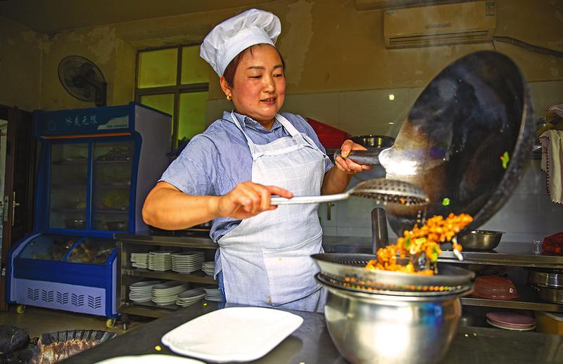 安康瀛湖：绿屿天水间 人舟两相和