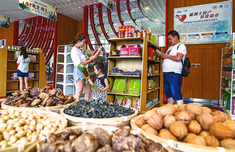安康瀛湖：绿屿天水间 人舟两相和