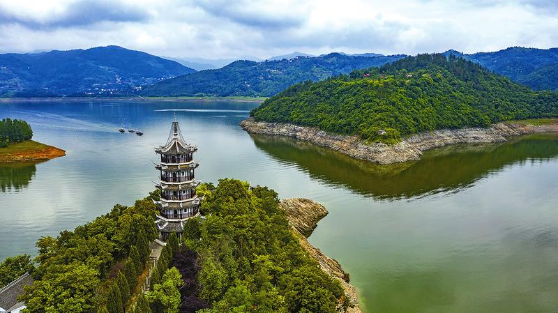 安康瀛湖：绿屿天水间 人舟两相和