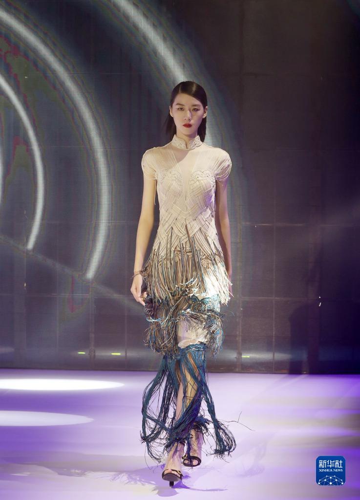 第十届上海高定周举行开幕大秀