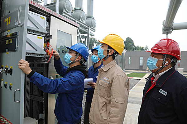 新津500千伏输变电工程投运 成都新增一个电源点_fororder_运行、检修、施工人员在新津500千伏变电站验收设备-摄-王志奇-