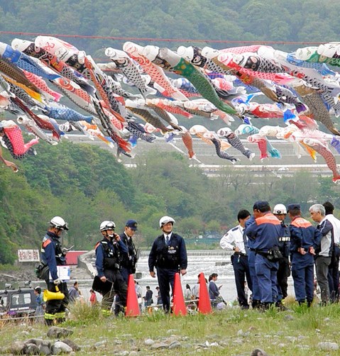 日本大阪约400面鲤鱼旗挂满河岸 当地人兴奋不已
