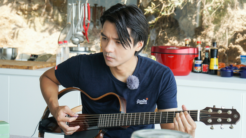 《漂亮的房子》冯德伦抱吉他弹唱 帅翻众人