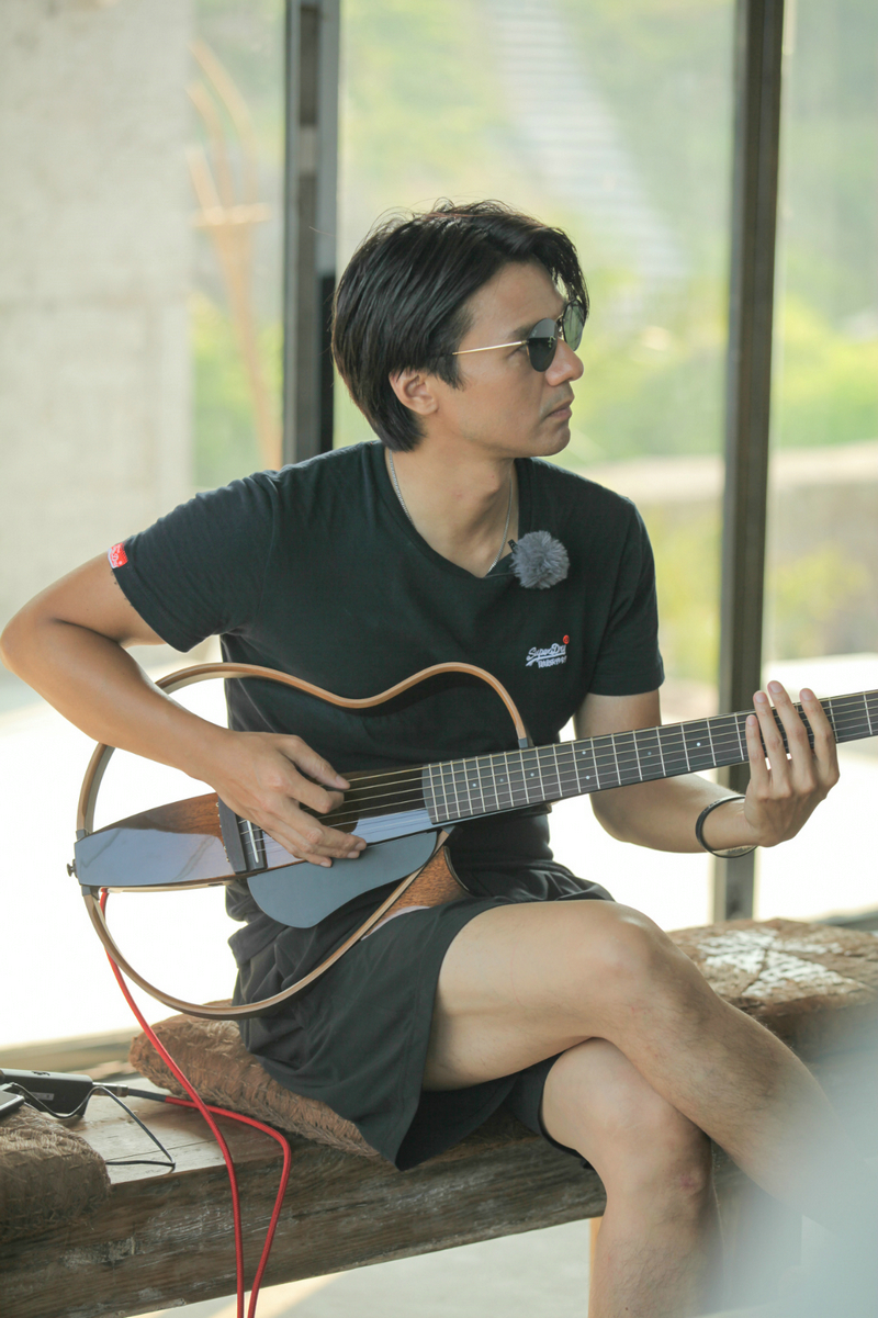 《漂亮的房子》冯德伦抱吉他弹唱 帅翻众人