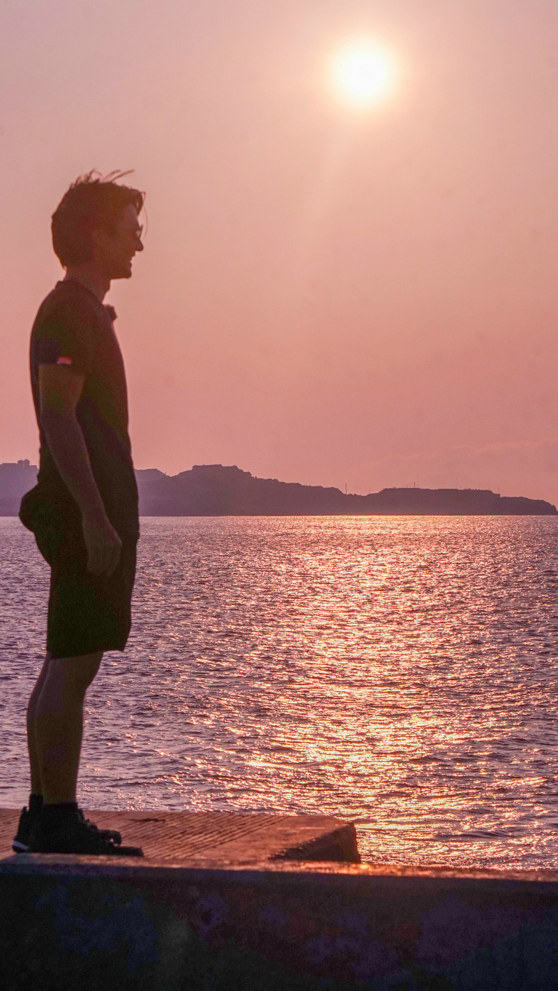 《漂亮的房子》冯德伦抱吉他弹唱 帅翻众人