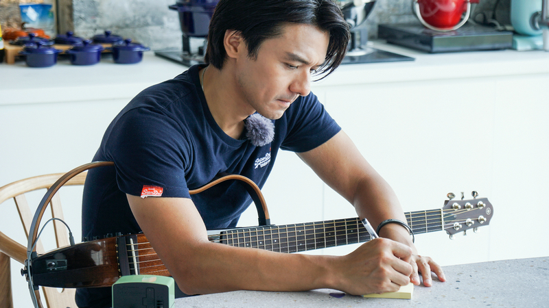 《漂亮的房子》冯德伦抱吉他弹唱 帅翻众人