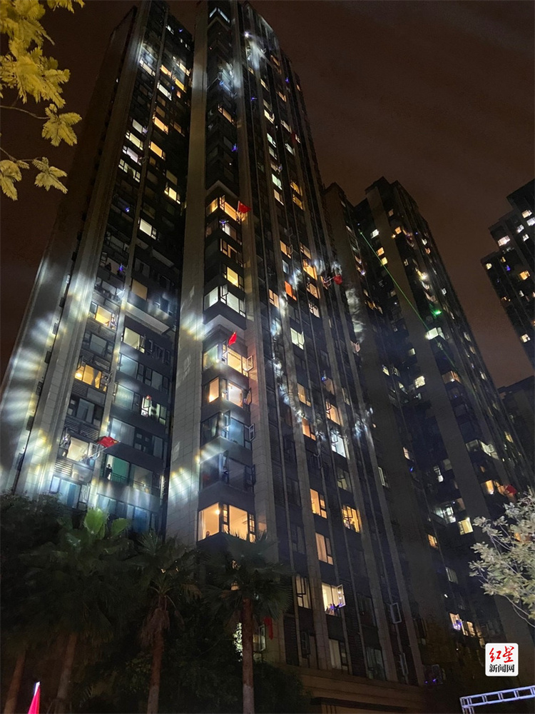 （转载）隔离不隔爱 一场别开生面的“阳台演唱会”