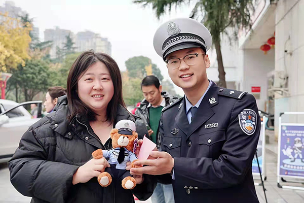 眉山开展“12·2”全国交通安全日“加油！眉山好司机”系列活动_fororder_“贴车标”现场-供图-眉山市公安局（1）