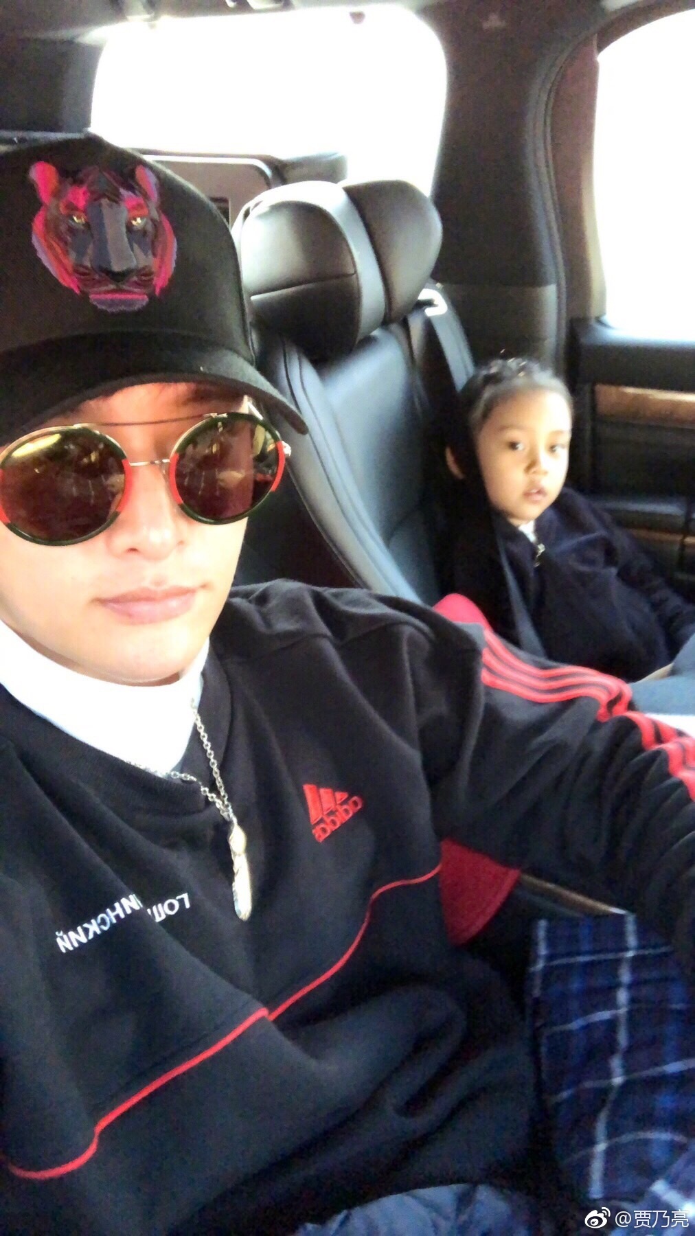 贾乃亮带甜馨参加王源生日会吐槽女儿全程都不看我