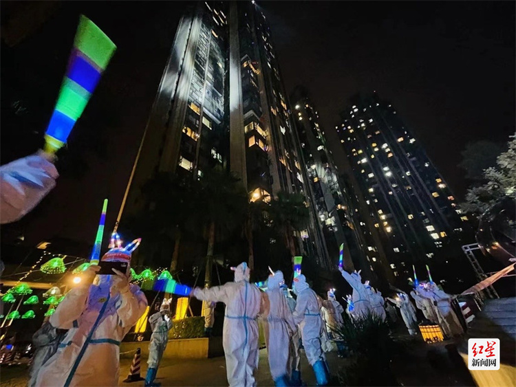 （转载）隔离不隔爱 一场别开生面的“阳台演唱会”