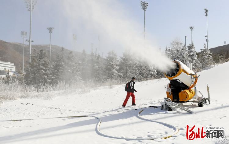 河北张家口：国家越野滑雪中心造雪进行时