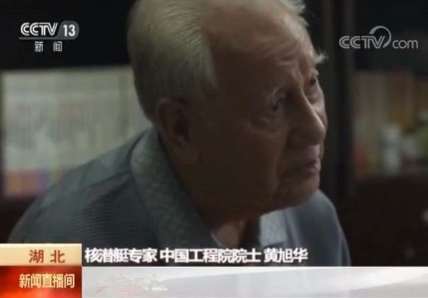 习总书记一再邀请他坐到自己身边，这位广东老人到底是谁？