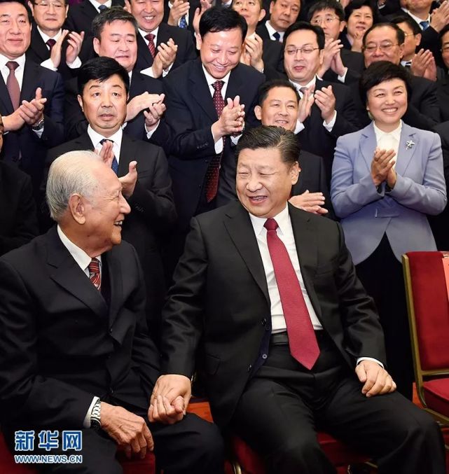 习总书记一再邀请他坐到自己身边，这位广东老人到底是谁？