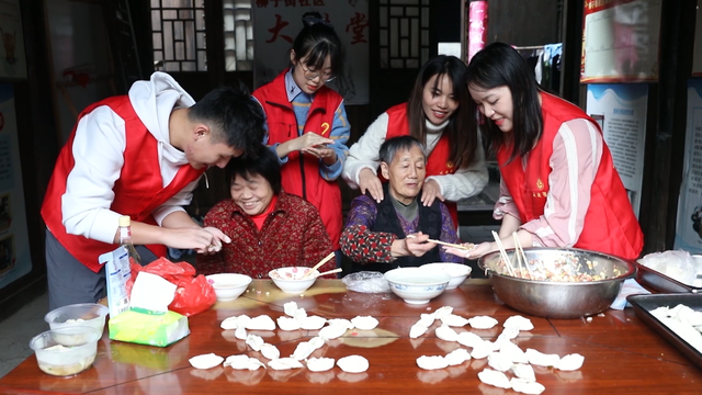 国际志愿者日：湖南一大学师生坚持34年照顾空巢老人_fororder_微信图片_20211206083830