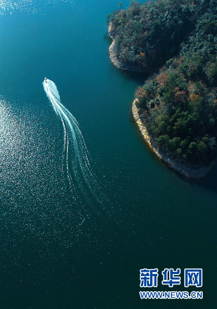 一湖碧水绕青山
