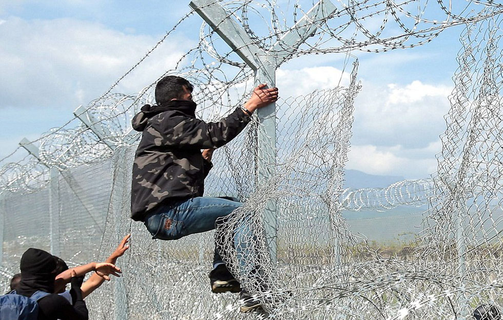 马其顿边境难民欲强闯铁丝网警方发射催泪瓦斯驱赶高清组图