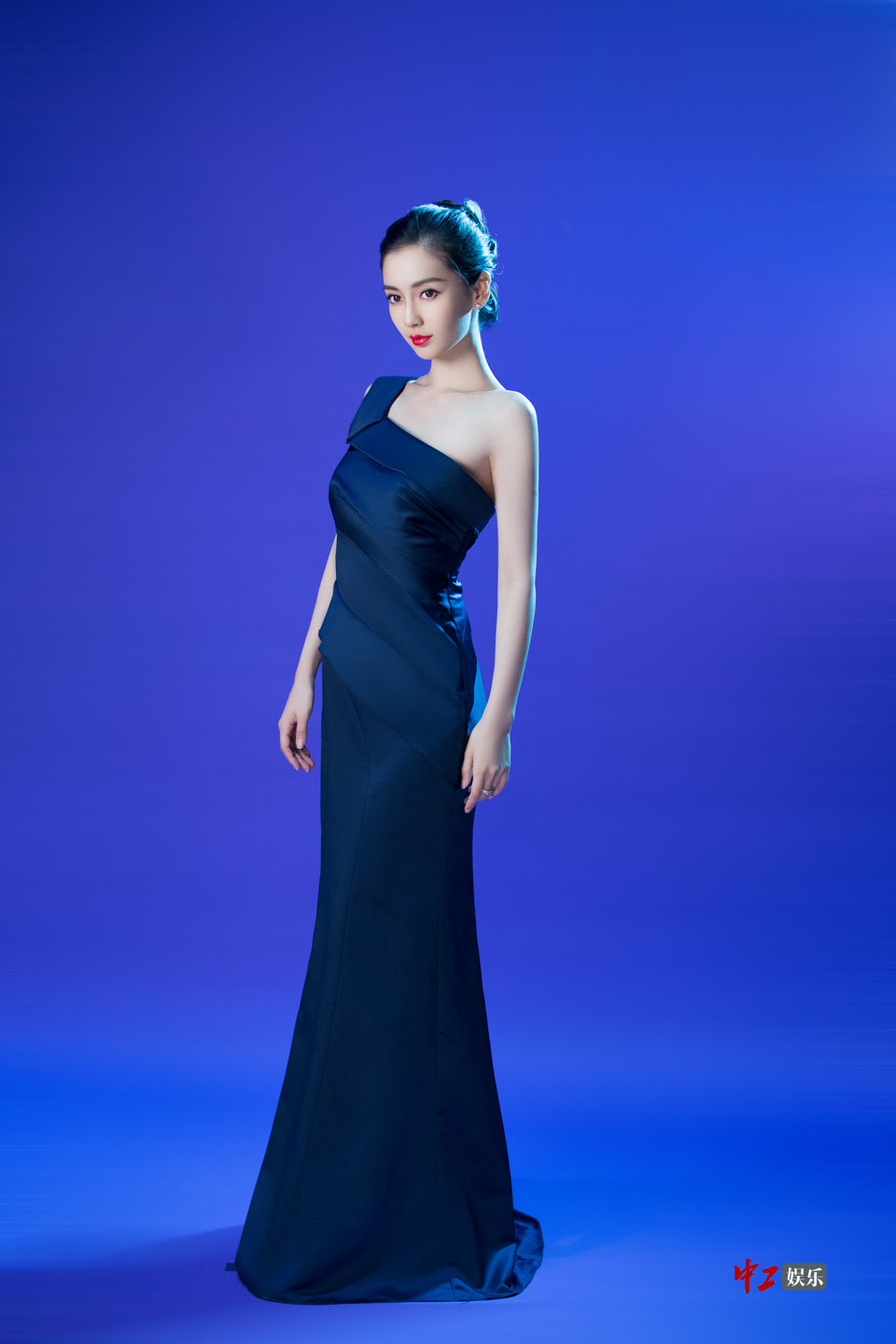 angelababy头戴皇冠亮相 女神范儿十足