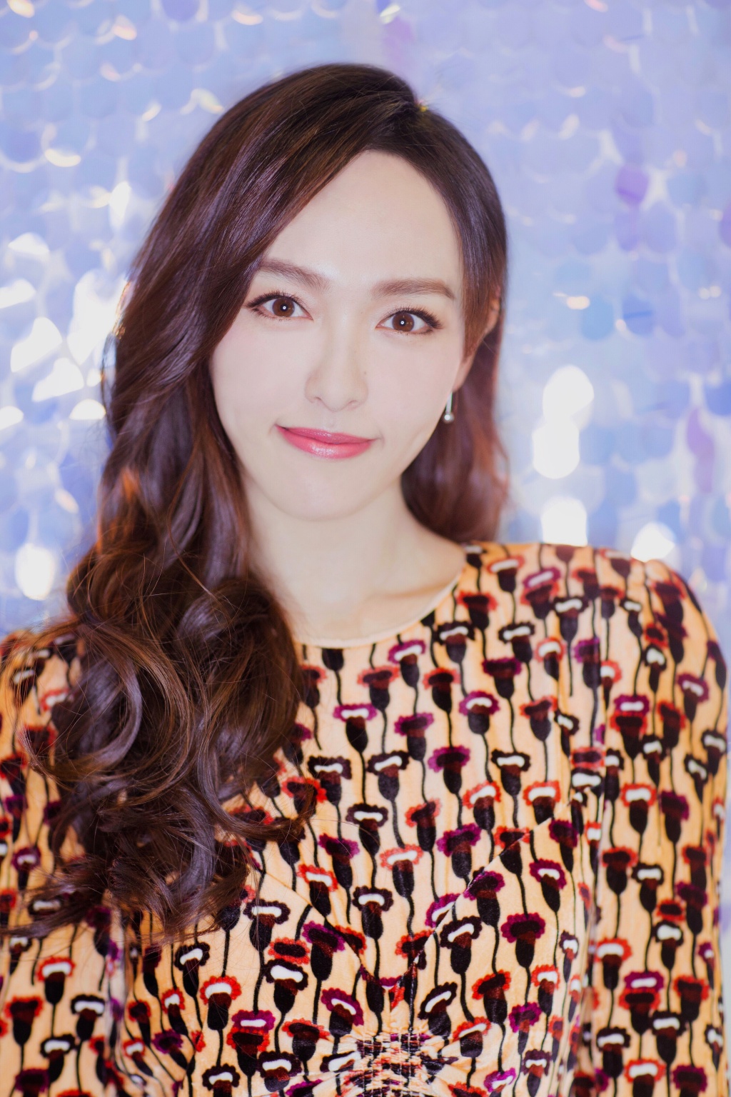 唐嫣出席活動穿裙裝優雅動人 和羅晉同臺秀恩愛