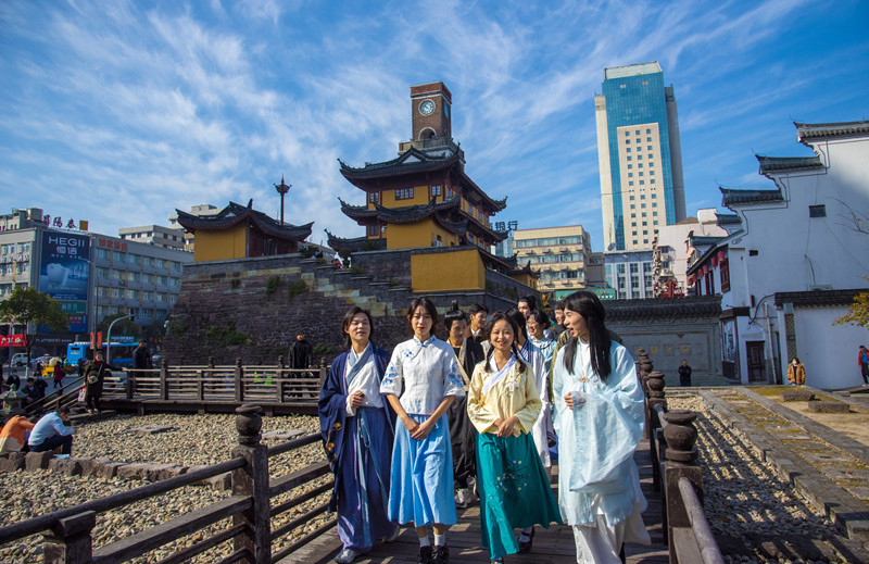 【原创】“千年甬流传”纪念宁波建城1200年公众参与活动启幕_fororder_微电影《一梦千年》中12位解码人“打卡”鼓楼。史光伟 摄