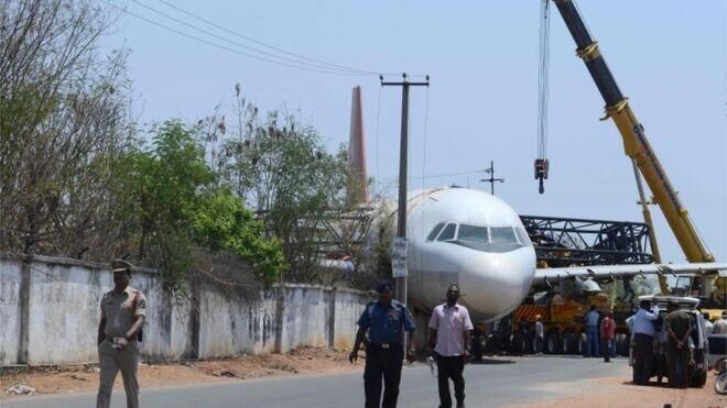 印度一退役飞机在吊运途中掉落 砸断围墙