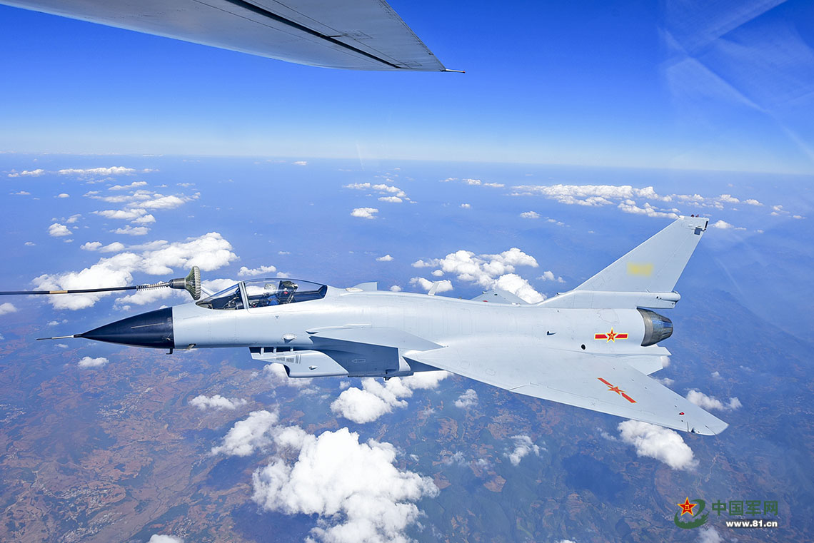 近距离直击歼十战机空中加油(组图)