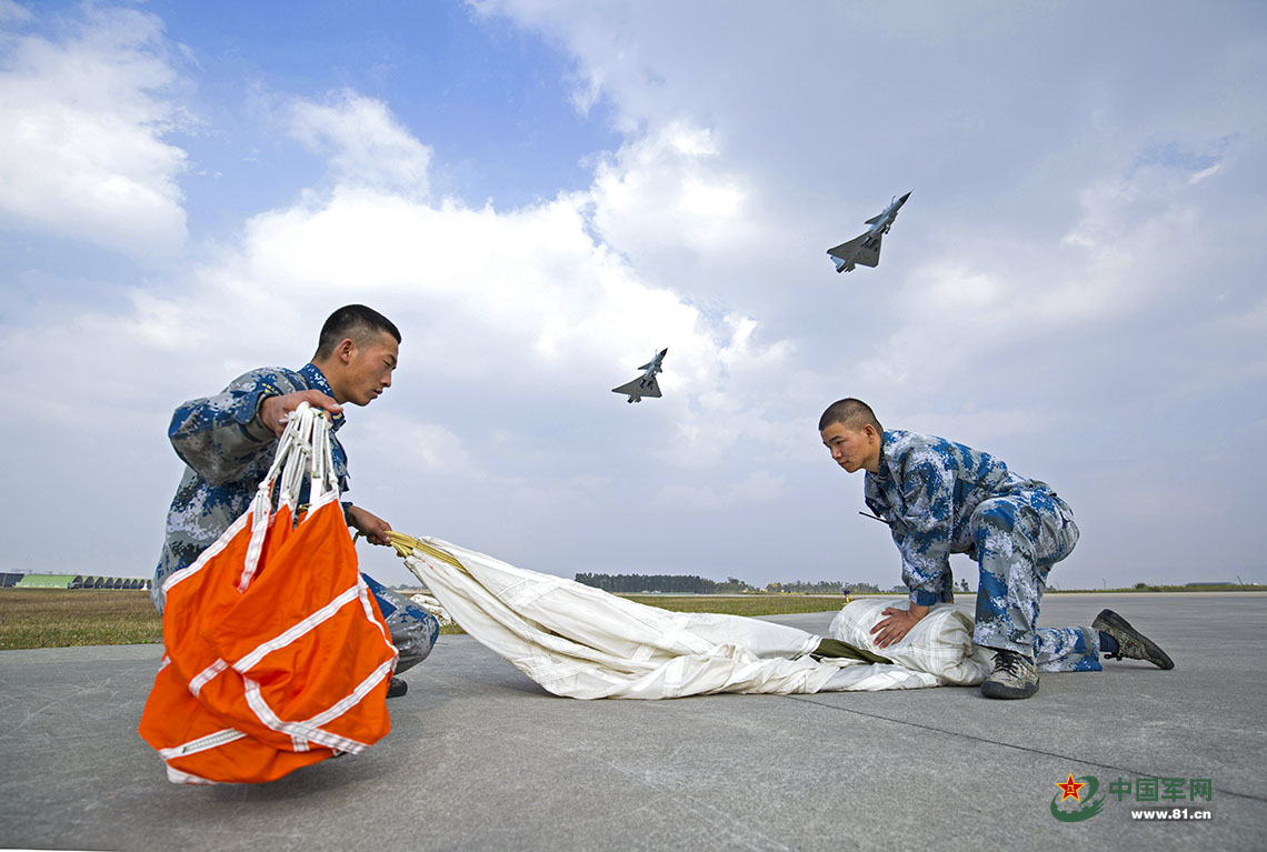 近距离直击歼十战机空中加油(组图)