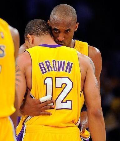 科比12个拥抱:兄弟家庭情深 单换自己之人在列