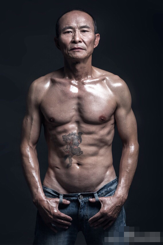 青春永驻的秘密 61岁肌肉爷爷赛车驰骋大漠 青春永驻的秘密 61岁肌肉爷爷赛车驰骋大漠