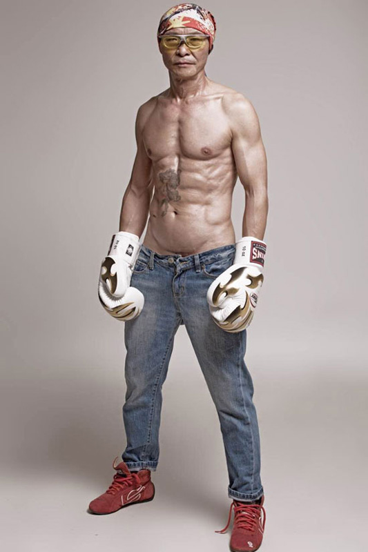 青春永驻的秘密 61岁肌肉爷爷赛车驰骋大漠 青春永驻的秘密 61岁肌肉爷爷赛车驰骋大漠