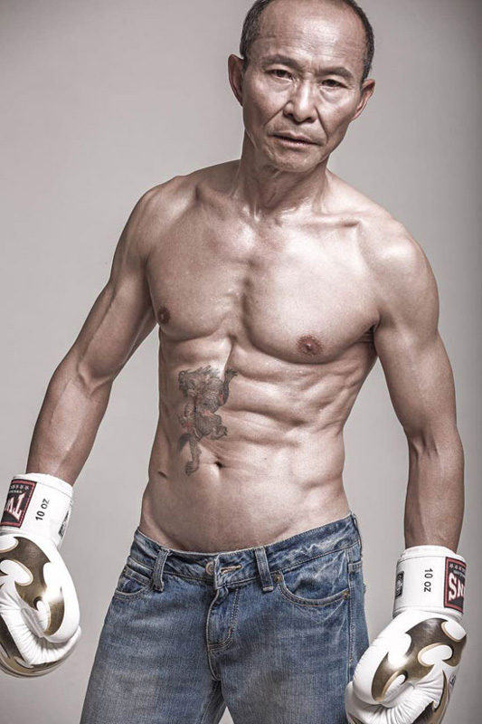 青春永驻的秘密 61岁肌肉爷爷赛车驰骋大漠 青春永驻的秘密 61岁肌肉爷爷赛车驰骋大漠