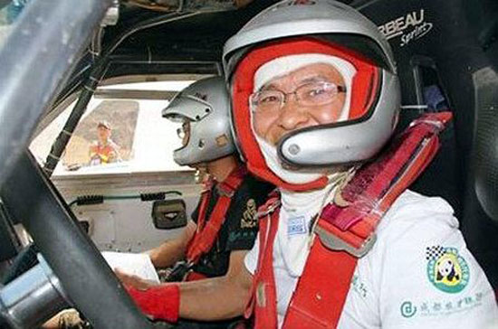 青春永驻的秘密 61岁肌肉爷爷赛车驰骋大漠 青春永驻的秘密 61岁肌肉爷爷赛车驰骋大漠