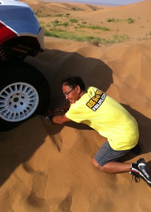 青春永驻的秘密 61岁肌肉爷爷赛车驰骋大漠 青春永驻的秘密 61岁肌肉爷爷赛车驰骋大漠