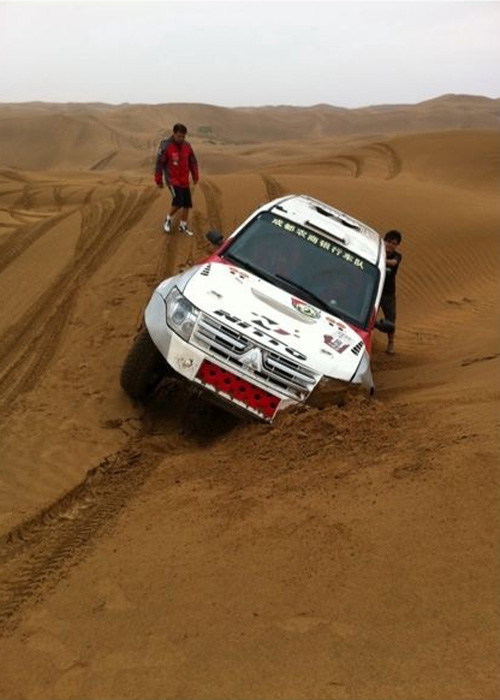 青春永驻的秘密 61岁肌肉爷爷赛车驰骋大漠 青春永驻的秘密 61岁肌肉爷爷赛车驰骋大漠